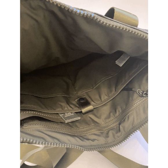 📦 NEW 17L NIKE Pocket Printed Tote Travel Gym Bag Olive Camo Green BA6378-395 - Picture 4 of 5